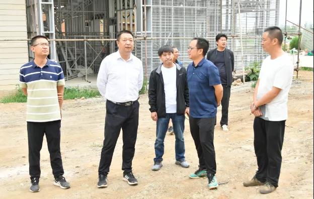 通海县县委副书记、县长马春明到通海县者湾村一组调研灾后轻钢房重建项目